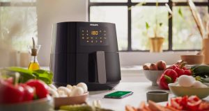 Philips Essential XL Airfryer – Review A Philips Essential XL Airfryer surrounded by food
