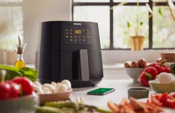 Philips Essential XL Airfryer – Review A Philips Essential XL Airfryer surrounded by food