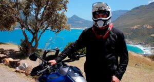 Leatt Helmet Kit Moto 7.5 with 4.5 goggles – Review A rider wearing a Leatt 7.5 motorcycle helmet.