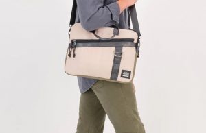 Sealand Upcycled Slim Laptop Bag – Review The Sealand Upcycled Slim Laptop Bag over the shoulder