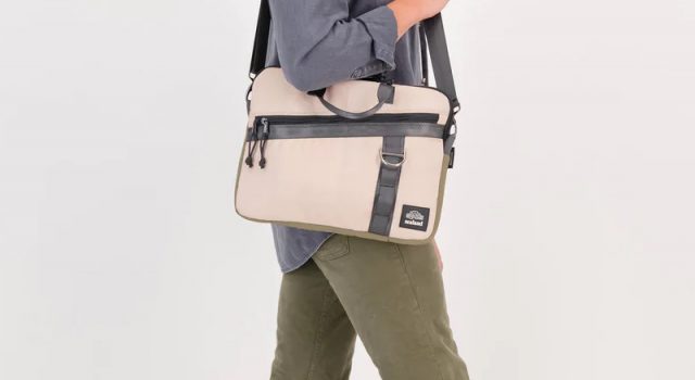 Sealand Upcycled Slim Laptop Bag – Review The Sealand Upcycled Slim Laptop Bag over the shoulder