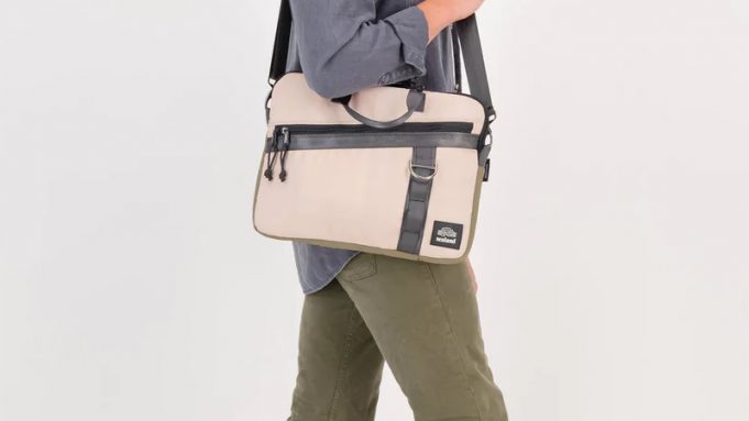 Sealand Upcycled Slim Laptop Bag – Review The Sealand Upcycled Slim Laptop Bag over the shoulder