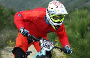 Shimano PD-M520 SPD Mountain Bike Pedals – Review A mountain biker in a red shirt racing on his bike.