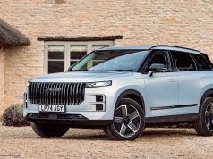 Jaecoo J7 SHS PHEV – Review Silver Jaecoo J7 in front of house