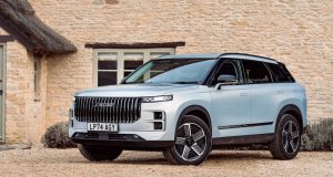 Jaecoo J7 SHS PHEV – Review Silver Jaecoo J7 in front of house