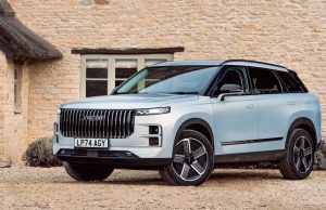 Jaecoo J7 SHS PHEV – Review Silver Jaecoo J7 in front of house