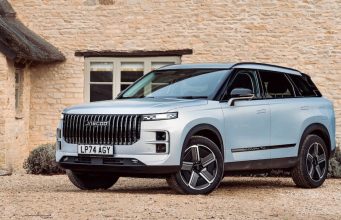 Jaecoo J7 SHS PHEV – Review Silver Jaecoo J7 in front of house