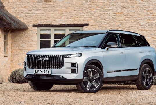 Jaecoo J7 SHS PHEV – Review Silver Jaecoo J7 in front of house