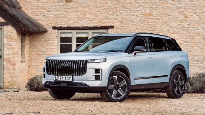 Jaecoo J7 SHS PHEV – Review Silver Jaecoo J7 in front of house