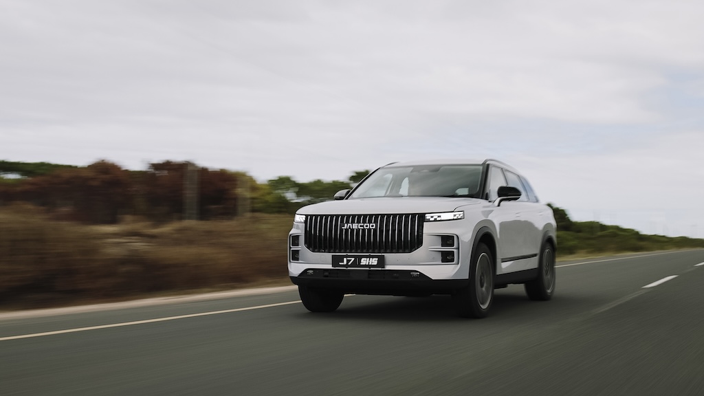 Jaecoo J7 driving on tarred road