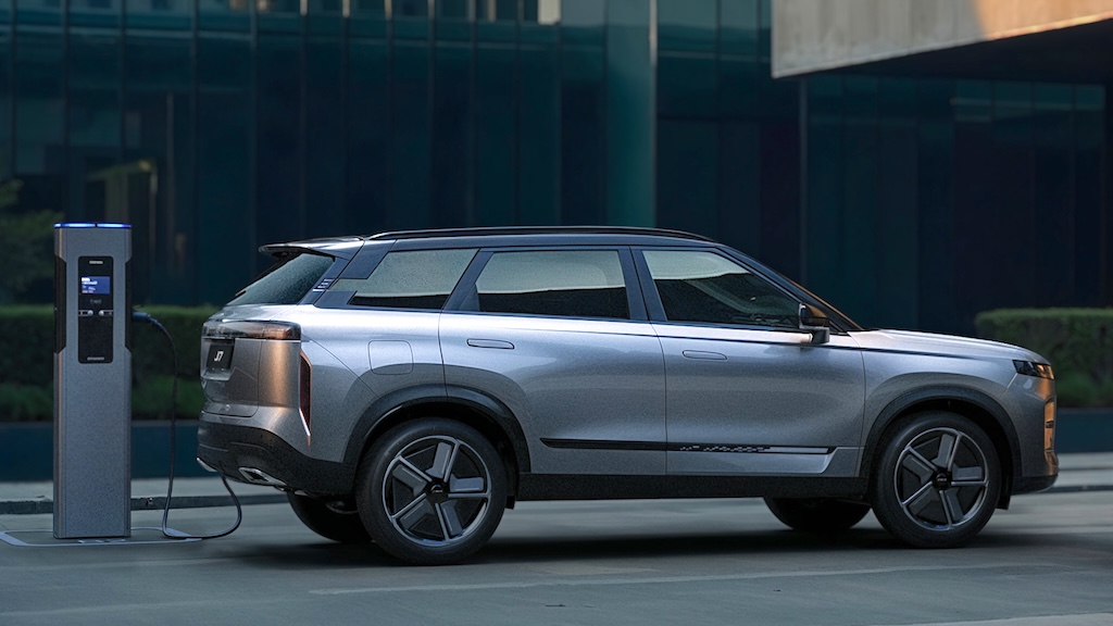 Jaecoo J7 SHS plugged in and charging