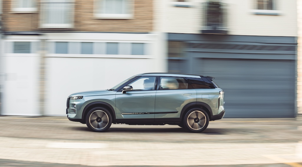 Jaecoo J7 SHS shown in profile, driving